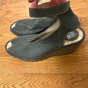 Fly London NWOT Women's Yale Perforated Leather Gray Wedge Shoes. SIZE 39/ 8-8.5